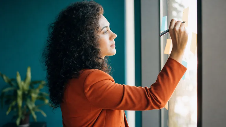 A marketing manager rearranging her content plan while looking for another writing tool
